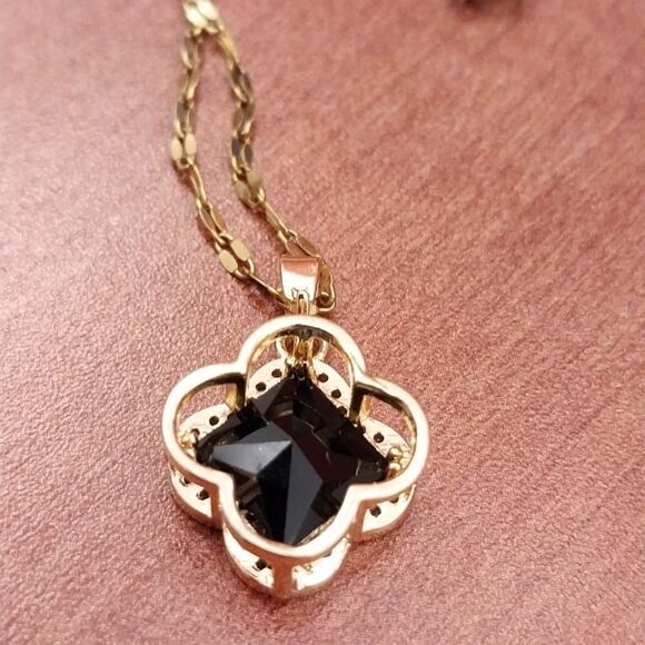 18" Clover Necklace - Picture 2 of 6